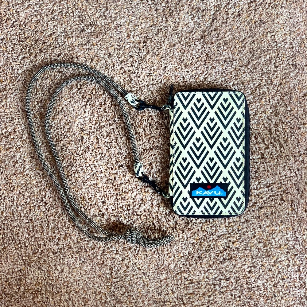 This is a cute wallet bag! One of my favorites! 💕